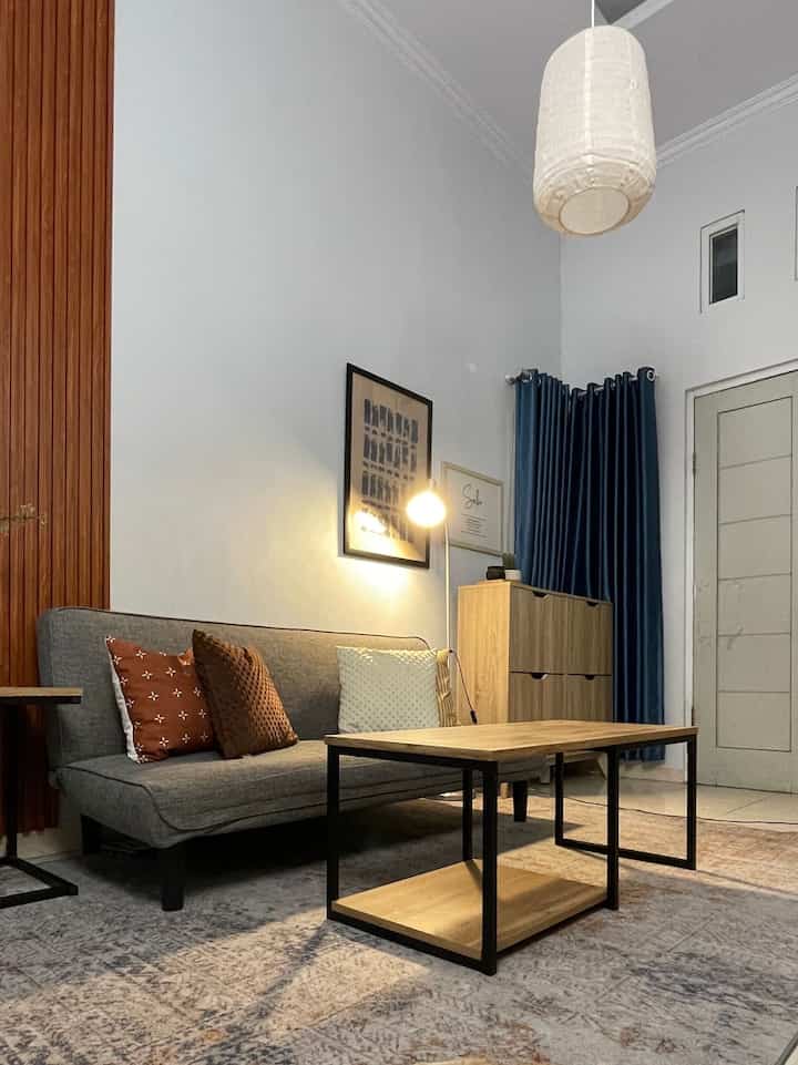 Pernah merasa seperti menemukan “rumah” yang benar-benar cocok, walau mungkin awalnya tak sempurna? Itulah yang kurasakan saat menemukan rumah ini.

Memang, rumah ini adalah rumah second dengan desain yang sangat sederhana, tanpa konsep tertentu. Tapi justru dari sini aku bisa bereksperimen sedikit demi sedikit, menciptakan sentuhan industrial-japandi minimalis di interiornya. Dengan budget terbatas, aku mulai merapikan tata ruang di dalam rumah, menyesuaikan tiap sudut dengan sentuhan yang cozy dan fungsional. Bagian eksteriornya masih sederhana, tapi untuk sekarang, itulah bagian dari perjalananku menikmati rumah ini. Yang penting, rasanya udah nyaman jadi tempat pulang!

Sometimes, finding a home is about making it your own, step by step, bukan soal kemewahan tapi soal bagaimana rumah itu memberikan rasa nyaman yang aku butuhkan.✨

#MiniHouseTour
#CeritaRumahku
#RumahIndustrialJapandi
#LivingroomMinimalis
#SofaBedMinimalis
#RumahOpenSpace
#IndustrialMinimalis