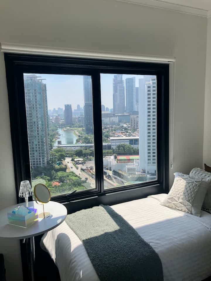 other advantages of living in an apartment besides the location close to the city center are:

VIEW (view)

extraordinary (especially on sunny days) which is impossible to get in landed houses

#view #pemandanganmalam #pemandangansiang #kamartidur #jendela #ruangmakan