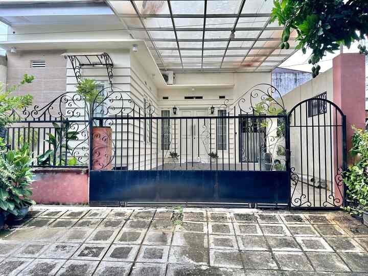 •Dari ruang sederhana menjadi mimpi yang terwujud•

Menengok kembali perjalanan rumah kami, sejak pertama kali saya menemukan tempat ini dan tahu bahwa memang seharusnya begitu. Setelah bertahun-tahun menabung dan mencari, akhirnya kami menemukan satu, sederhana namun sempurna dengan caranya sendiri. Butuh waktu bertahun-tahun untuk bermimpi, merencanakan, dan bekerja keras untuk mengubahnya menjadi rumah idaman kami, membangunnya kembali dari awal. Perjalanan yang panjang, tetapi sepadan dengan setiap langkahnya.

Rumah kami akhirnya terbentuk dengan desain Amerika modern. Garis-garis yang bersih, detail yang tak lekang oleh waktu, dan suasana yang ramah menjadikan rumah ini semua yang pernah saya inginkan. Sangat bersyukur atas perjalanan yang membawa kami ke sini 🫶🏻

#MiniHouseTour #CeritaRumahku #HomeJourney #DreamHome #BeforeAndAfter #HomeTransformation #HeartOfTheHome #HouseToHome #BuildingDreams #HomeMakeover #OurForeverHome
#ModernAmericanHome #DreamHome #HomeDesign #AmericanHouseStyle #TimelessDesign #HouseGoals #HomeSweetHome #ModernLiving

