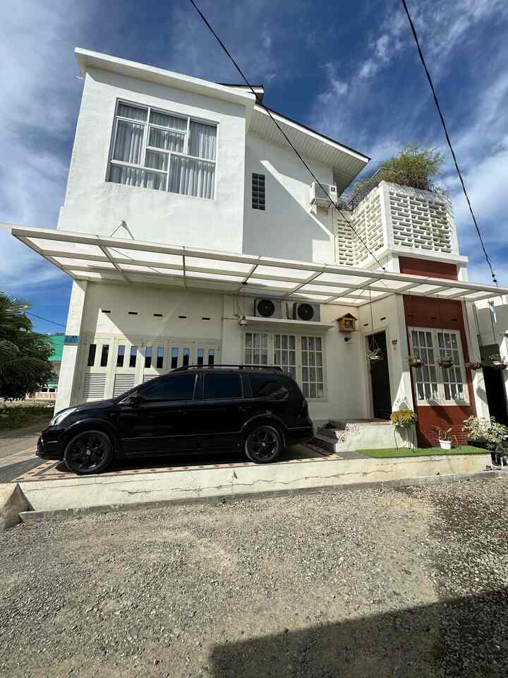 Rumah kami ini pada dasarnya merupakan rumah bantuan tsunami Aceh yang hampir 10 tahun hanya disewakan karena masih tinggal bersama orang tua, rumah ini ini kami bangun ulang di tahun 2017 awal dengan lahan yang sangat terbatas dan kami tempati 2018 akhir sambil finishing dan ngisi furniture pelan2. Alhamdulillah setelah setahun lebih ditempati selesai juga persis seperti yang diinginkan walaupun ada beberapa yang harus dibenahi dan dibongkar pasang lagi

#minihousetour #ceritarumahku #modernfarmhouse #bataexpose #plavonpvc #kanopibesi #bandaaceh #livewithkids