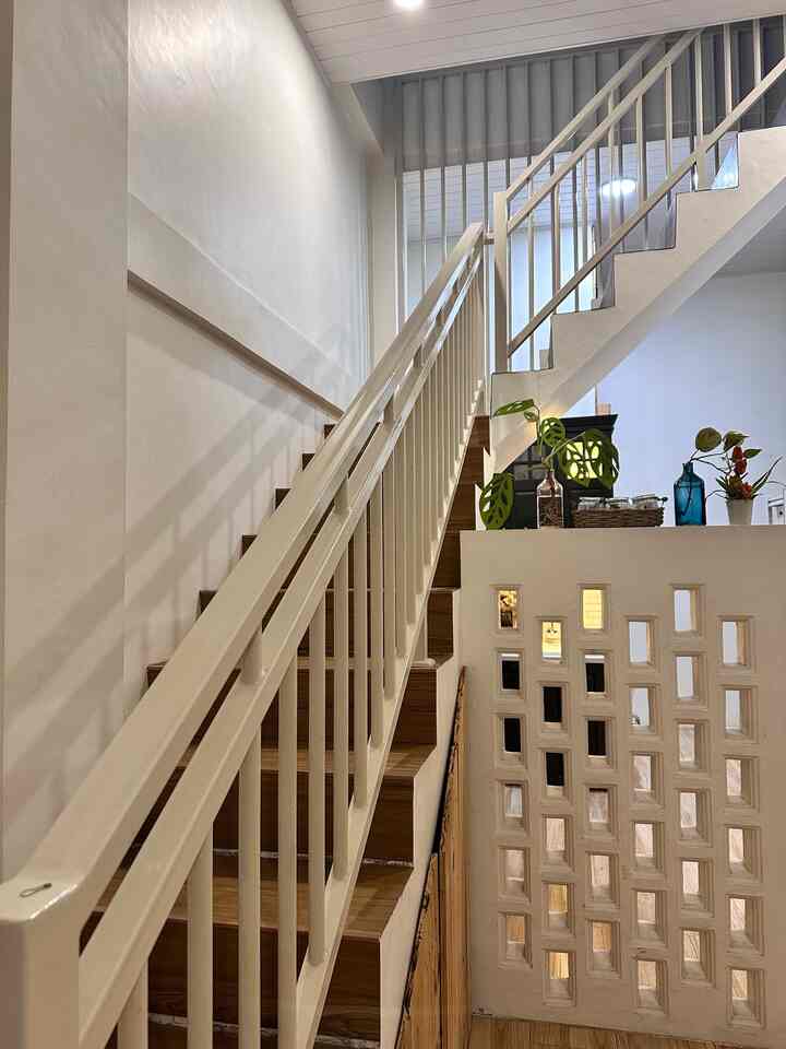 Area ini termasuk yang sangat lama finishingnya (lantai vinyl & cat railing) karena pake tukang gratisan aka PakSu jadi dikerjainnya pas ada waktu luang

#areatangga #lantaivinyl #railingbesi #bandaaceh #livewithkids #inspirasitangga