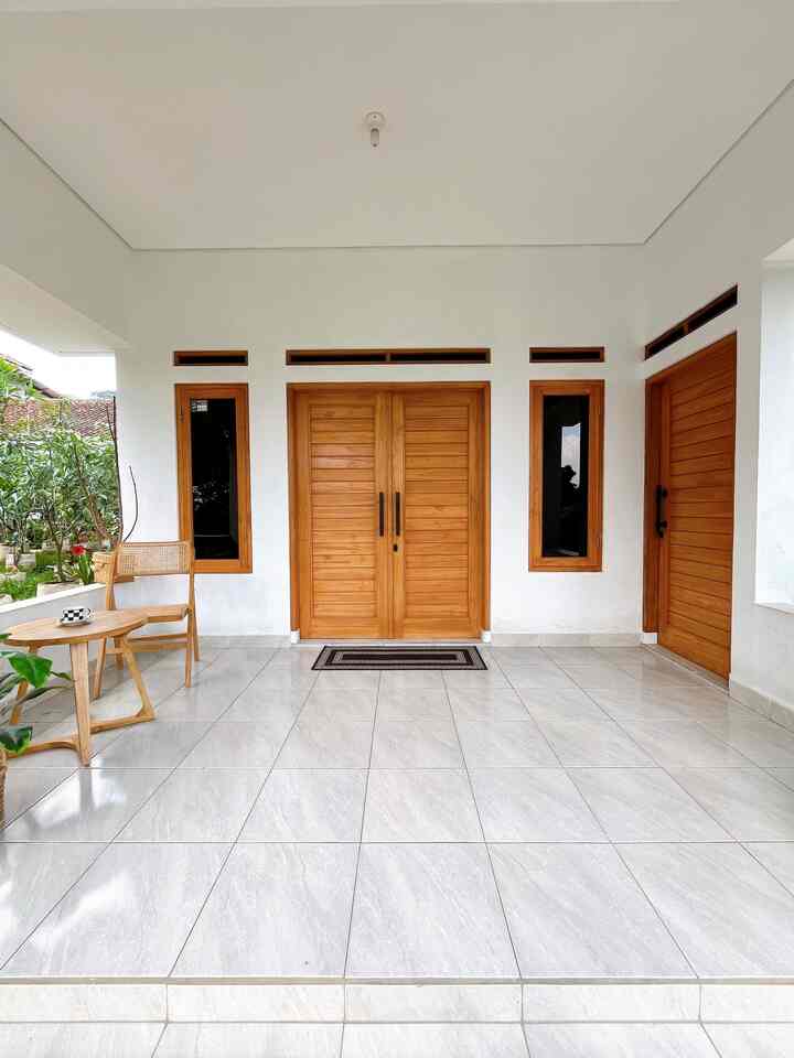 Setalah menikah 2,5 tahun pertama kami tinggal bersama orang tua dan 2tahun selanjutnya kami tinggal d rumah spetak yang kami beli bekas. Pada saat itu kami berusaha nabung untuk menjadikan rumah spetak kami menjadi rumah yang berpetak petak wkwkwk. Tapi ternyata rencana Allah itu lebih indah akhirnya kami bisa membangun rumah ini dari 0 dan pada akhirnya tahun ke 5 pernikahan kami bisa menempati rumah ini yangbkami beri nama Bumi Gerrd. 

Awal ditempti rumah ini belum beres sempurna karna uang yang terbatas. Allah Maha Baik perlahan rumah ini bertumbuh hingga sekarang menurut kami lebih dari cukup. Dan yang paling bahagia adalah jarak rumah ini tidak jauh dari rumah orang tua. Walaupun sulit untuk akses mobil karna di dalam gang tapi setiap harinya kami selalu menikmati udara yang segar karna di sekeliling rumah ini adalah kebun mangga. 

#bumigerrd #catrumah #pintujati #catluarrumah #KarpetAbstrak #Sofaretro #MiniHouseTour #CeritaRumahku #RumahTumbuh #RumahOpenSpace