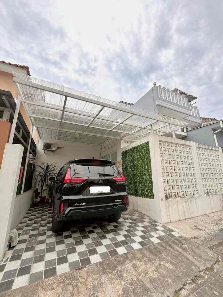 Rumah tanpa pagar.
bagian carport sengaja tidak diberi pagar, namun untuk menyiasati bagian teras yg terbuka, kami memasang roster agar udara tetap bisa keluar masuk.

Design minimalis bagian exterior kami sangat terlihat dengan tidak terlalu banyak ornamen macam-macam.

#PagarMinimalis #PagarRoster #TanamanArtificial #SirihGadingPlastik #AtapCanopiSpandek #CanopiBesiHolow #InspirasiPagar #PagarStyle



