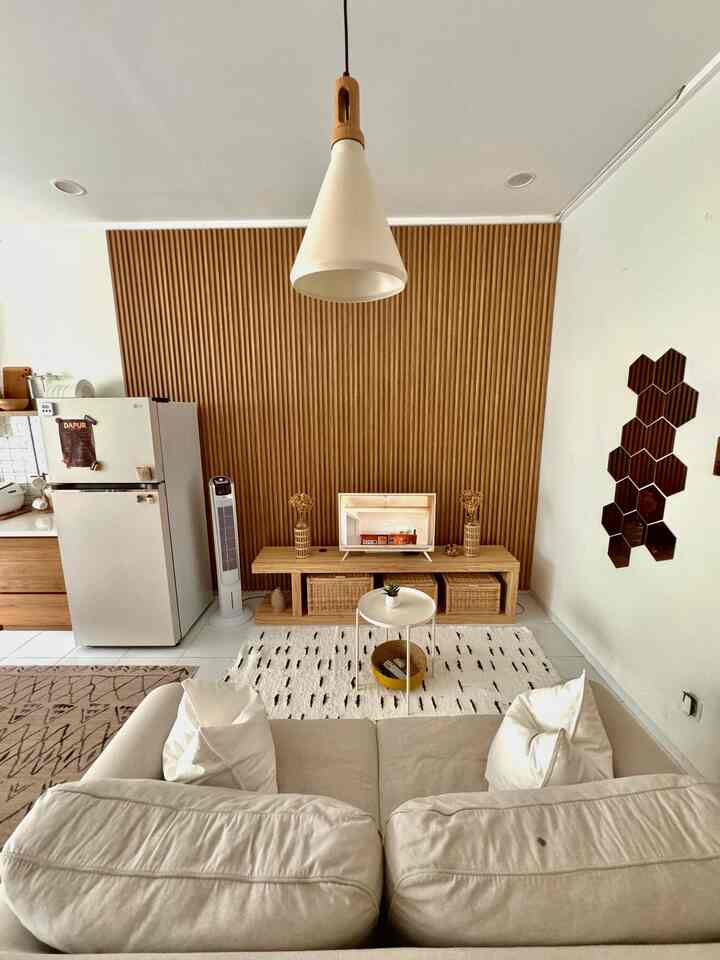 Renovasi yang baru saja kami lakukan adalah diruang Living Room, dengan banyaknya pilihan wallpanel juga motifnya kami sangat antusias agar makin mewujudkan rumah yang nyaman maka kami memutuskan untuk memasang wallpanel motif kayu.

Kami fokuskan memasang wallpanel disepanjang dinding belakang TV.

Mengapa memasang wallpanel karena dari segi kebersihan juga dari sisi perombakan yang tidak terlalu memakan waktu namun kita sudah bisa melihat perbedaan yg besar diruangan ini makin nyaman dan rapih.

#WallpanelMotifKayu #SofaEktorpIkea #MejaBakiIkea #LampuInforma #KarpetTenun #MacrameDaun #SmallChangesBigImpact #InspirasiRenovasi