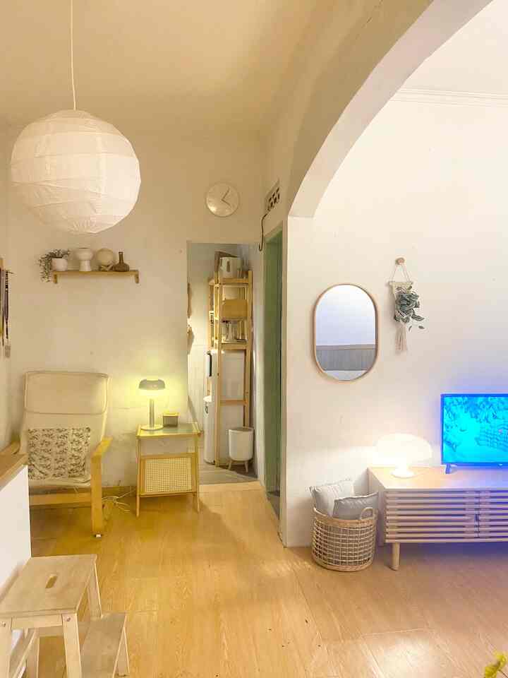 Perjalanan ku mencari rumah ini alhamdulillah dipermudah sekali sama Allah untuk menemukan tempat berteduh
Berawal dari aku pindah tugas di salah satu kabupaten kecil di wilayah jawa tengah tahun 2019 akhirnya kami memutuskan untuk menempati rumah dinas ini
Banyak sekali perubahan besar yg terjadi di rumah ini, karna sbelum kami menempati rumah ini, rumah dinas ini kosong 10 tahun
Pelan pelan mulai mengisi furniture dan mendekor rumah dinas ini. Meski bukan rumah milik kami sendiri, tapi kami sangat merawat rumah ini sperti rumah sendiri, agar lebih nyaman, cozy, hangat untuk kami tinggali
Definisi rumah bagi kami adalah dmna kami ingin cpet cpet sampe rumah, udah gak mau deh mampir mampir, karna rumah ini mampu memberikan kenyamanan dan kehangatan bgd si penghuninya 
#sofaminimalis #kitchensetminimalis #warnacatrumah #ruangkerjaminimalis #kithcensetknoxhult #rumahdinas #minihousetour #ceritarumahku