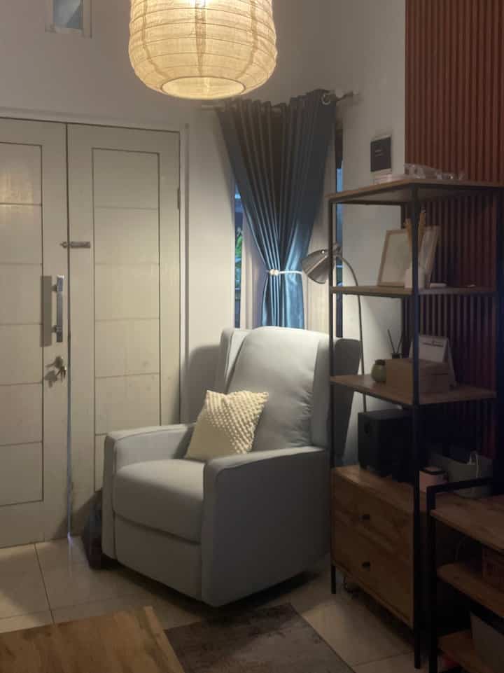 After a long and busy day, I can finally go home and enjoy a new corner in this living room. The presence of a new sofa makes the atmosphere more cozy and comfortable to relax. Here, I can enjoy simple but valuable 'me time' moments, whether by reading a book, listening to music, or just sitting and contemplating while accompanied by warm lamplight. 

This corner is my favorite place to relax after a day's work. It feels like every corner of the house can have its own story, right? Although initially it was just an empty corner, now this sofa and lamp have transformed it into a place that makes the heart feel calm and comfortable. 

Does anyone have a favorite corner of the house too? What do you usually do there? 🛋️✨

#LivingRoomCorner
#SofaRecliner
#PojokBaca
#InspirasiSudutRumah
#CozyHome