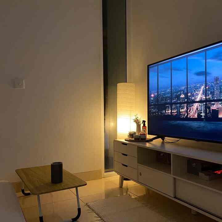 Kamar ini sebenarnya adalah kamar tidur cadangan di warmtinyhaus. Karena kami hanya menggunakan satu kamar tidur, kami menggunakan kamar ini sebagai ruang tamu atau tempat kami menikmati film atau bermain game. Kami meletakkan lampu berdiri dari IKEA di sudut ruangan agar ruangan terasa hangat 🤍 #warmtinyhaus #smallroom #livingroom