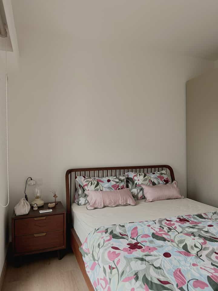 Saya suka mengganti sprei sepanjang minggu, dan kali ini saya memilih sesuatu yang lebih berwarna dan penuh motif. Ini adalah trik yang bagus untuk membuat kamar Anda lebih hidup, terutama jika Anda lebih suka palet warna minimalis. Menambahkan semburat warna dan motif pada sprei langsung membuat ruangan terasa lebih hidup dan nyaman! 🛌

#kamaranakperempuan #masterbedroom #dekorasikamar #spreikatun #nakaskayu #sidetable #nightstand #dipankayu #dipan #dekorasiapartemen #livingalonediaries #livingalone #apartmentliving