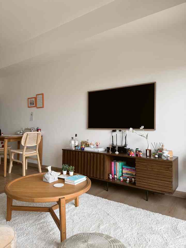 Sejak saya memutuskan untuk mencari tempat tinggal sendiri, saya tahu saya menginginkan apartemen dengan pemandangan yang indah. Saya mengunjungi beberapa unit, tetapi selalu ada yang terasa janggal—entah lorongnya terlalu sempit, membuat pintu-pintu terlalu rapat, atau tata letaknya tidak terasa nyaman. Namun, ketika saya melangkah masuk ke gedung ini, khususnya unit ini (saat itu masih berupa unit contoh), saya tahu bahwa inilah yang saya cari. Tata letaknya luas dengan tiga kamar—kamar tidur utama dan dua kamar tambahan, yang rencananya akan saya ubah menjadi kantor rumah. Dapur yang dilengkapi perabotan semi bahkan sangat cocok dengan gaya interior saya! Bagi saya, rumah ideal adalah tempat yang langsung terasa nyaman saat Anda melangkah masuk—tempat yang membuat Anda bersemangat untuk mendekorasi dan menjadikannya milik Anda sendiri. Hati selalu tahu apa yang diinginkannya. #MiniHouseTour #CeritaRumahku #MiniHomeTour #HouseTour #ApartmentTour #karpetbulu #karpetturki #lantaispc #spcflooring #rollerblind #sofamodular #kitchensetminimalis #dekorasiapartemen #mejamakankayu