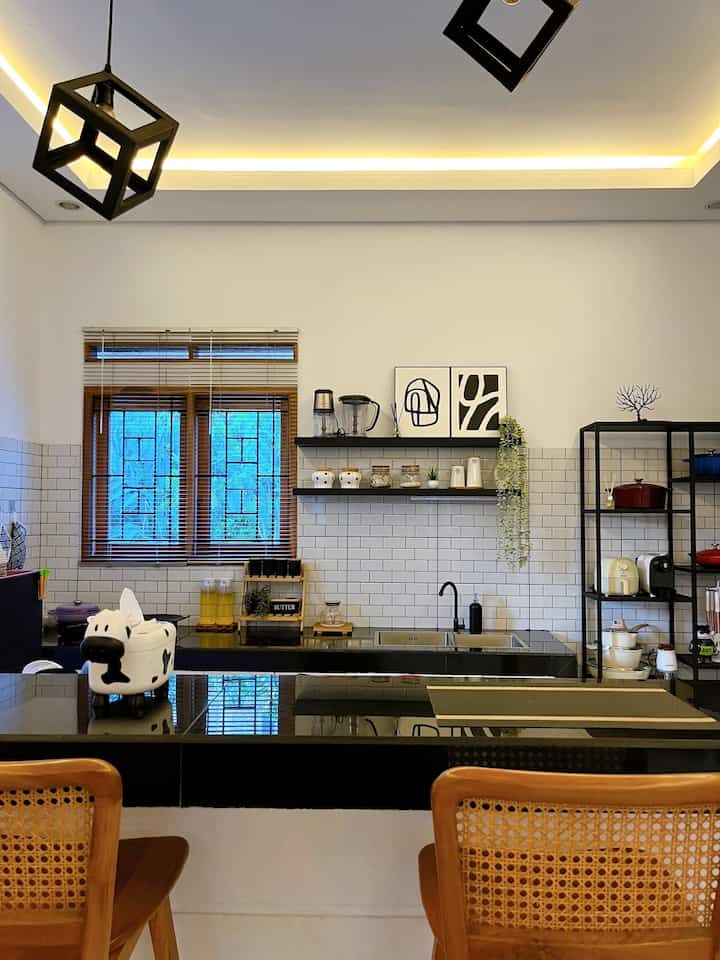 Inilah pemandangan yang akan terlihat pada saat aktivitas di meja bar. Jadi kami usahakan dapur selalu dalam keaadaan bersih agar tidak merusak suasana. Apalagi ketika kami sedang makan disini jangan sampai dapur yang kotor dan berantakan membuat selera makan kami berkurang. 

#BumiGerrd #DapurMinimalis #DapurMonochrome #DapurOpenSpace #DekorasiDapur #DekorasiLowBudget #IdeDapurGanteng #DapurIdaman #RumahMinimalisBandung