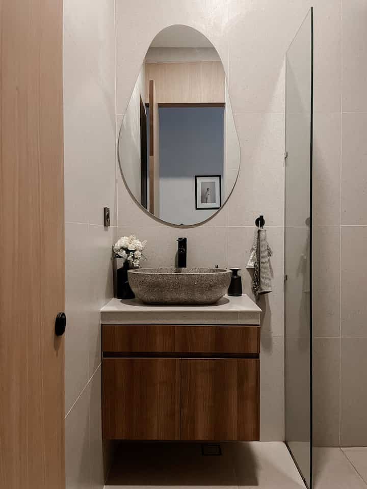 ⭐️Small Bathroom Inspo⭐️

Kamar mandi tamu ini berukuran kecil. Awalnya hanya ingin dijdikan powder room (tanpa shower), namun akhirnya karena merasa tanggung dan space nya masih cukup maka akhirnya kami memutuskan menggunakan shower, dan diakali menggunakan partisi kaca kecil agar tidak basah ke area wastafel dan toilet.  Walaupun pada kenyataan nya area shower ini jarang digunakan untuk mandi, paling sesekali jika ada tamu yang datang. 

Untuk dekorasi aku menggunakan tapware warna black yang sesuai dengan tema rumah, custom wastafel terazzo warna abu dan furniture bawah wastafel warna coklat. Meski berukuran kecil, aku buat supaya tetap nyaman, dengan menaruh dekorasi seperti lukisan, bunga kering, dan pewangi ruangan.

Semoga menginspirasi😊
_
#SmallBathroom
#KamarMandiMungil
#KamarMandiTamug
#KeramikKamarMandi
