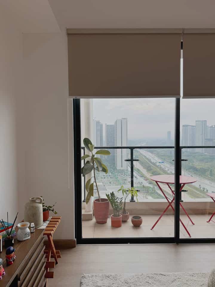 Balkon saya adalah tempat pelarian kecil saya di luar ruangan! Karena saya tinggal di apartemen, tidak ada fasad untuk dipamerkan, tetapi saya membuatnya tetap nyaman dan sederhana dengan meja luar ruangan kecil, kursi, dan beberapa tanaman. Saya juga berpikir untuk segera memperbarui lantai, tetapi masih mencari-cari pilihan. Yang penting adalah memanfaatkan ruang kecil ini semaksimal mungkin!

#dekorasibalkon #balkonapartemen #balcony #lantaikeramik #tempatdudukoutdoor #tanamandalamruangan #tanamanrumah #tanamanhijau #inspirasibalkon #balkonstyle #balconystyle