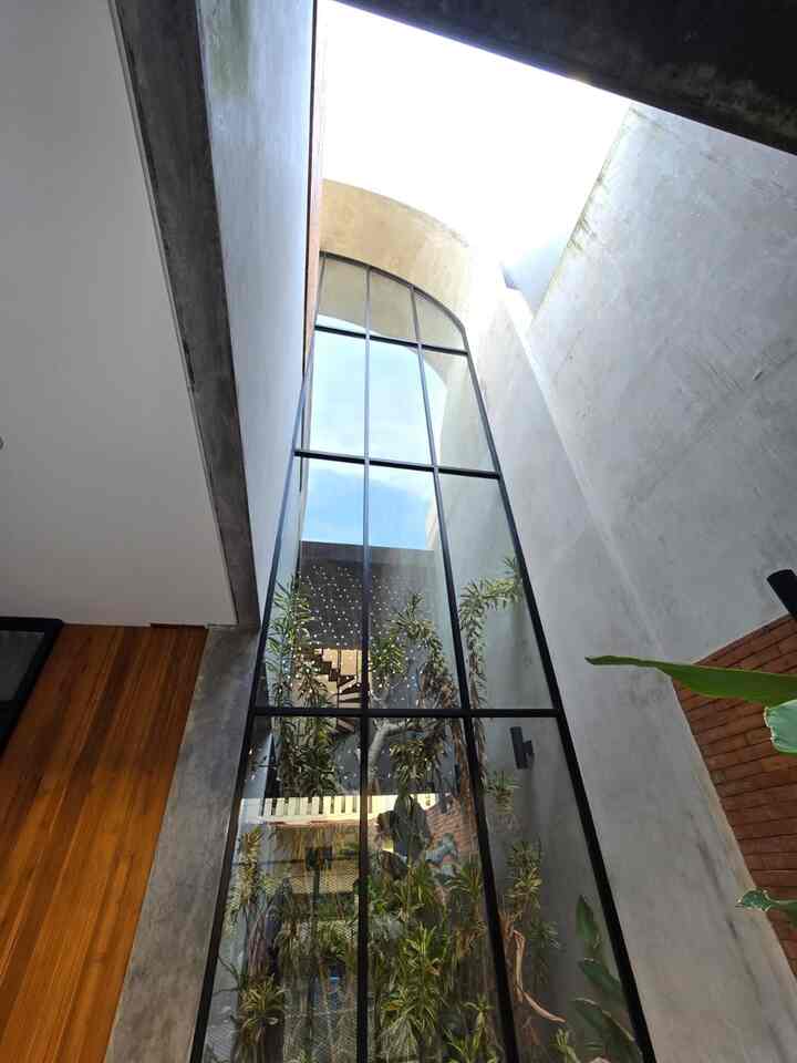Sesaat sebelum kami memutuskan membeli rumah di lokasi lain, paksu menemukan rumah ini. Dan setelah akhirnya kami putuskan bersama memilih rumah ini, semuanya langsung terasa cepat sekali dan dimudahkan. Mimpinya adalah membangun total rumah impian kami. Akhirnya setelah 10 tahun, kami berhasil menyelesaikan rumah buaran ini, sesuai dengan mimpi kami akan rumah idaman. Puji Tuhan, kami dan anak-anak selalu merasa betah dan nyaman di rumah ini.

#CeritaRumahku #MiniHouseTour #TropilHouse #PintuKayuJati #JendelaArch #RumahDenganRoaster #FasadRumah