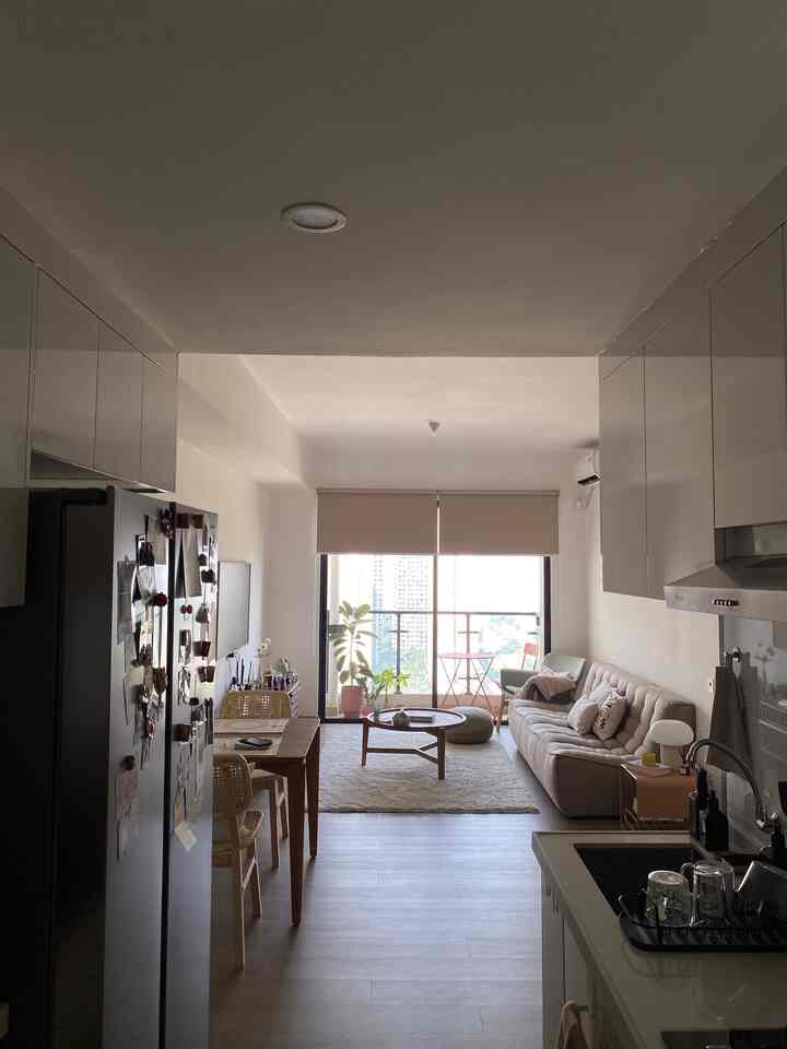 Renovasi kecil apa yang baru-baru ini saya lakukan untuk menyegarkan ruangan Anda? Bagi saya, saya mengganti lantai dari keramik menjadi SPC bermotif kayu agar lebih sesuai dengan gaya Japandi saya. Perubahan ini langsung membuat ruangan terasa lebih hangat dan nyaman! Selain itu, saya juga menambahkan sedikit sentuhan dekorasi di sana-sini. Perlahan tapi pasti, ruangan ini menjadi rumah saya yang manis. Terkadang, pembaruan yang paling sederhana membuat perbedaan yang besar!

#SmallChangesBigImpact #InspirasiRenovasi #lantaispc #spcflooring #rollerblind #sofamodular #samsungtheframe #mejamakankayu #dekorasiapartemen #beforeafter #beforeandafter #dekorasiruangtamu #renovasiruangtamu