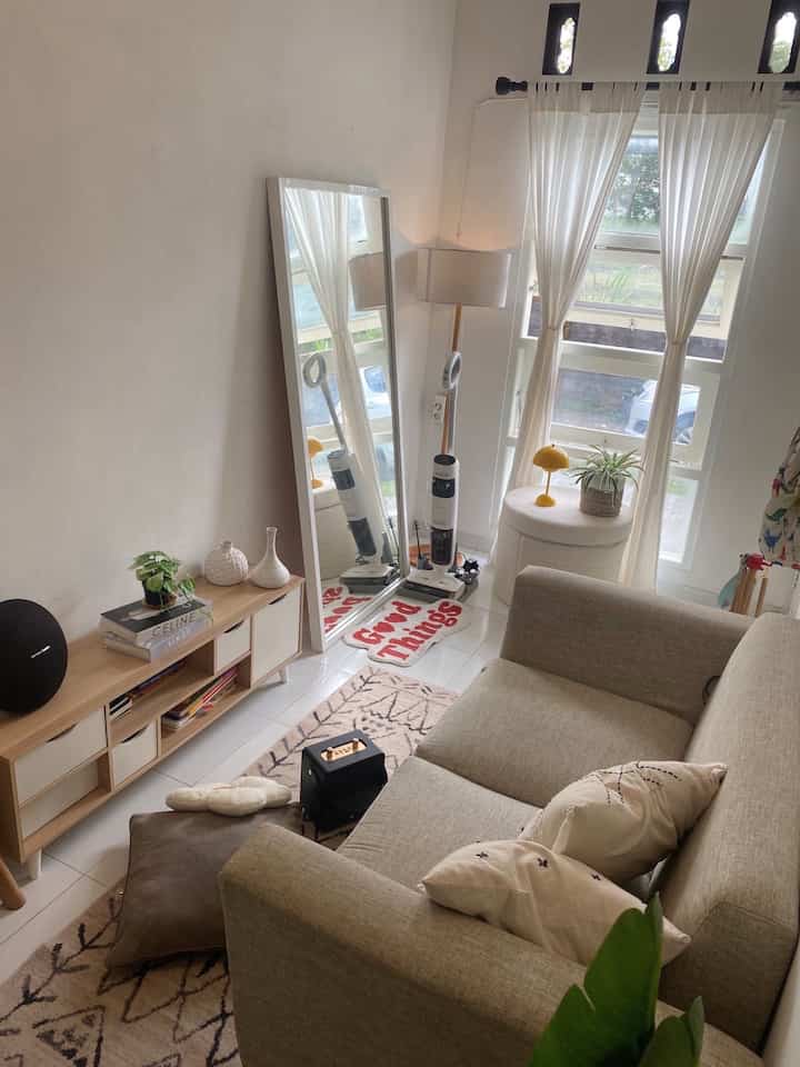 Rumah ini adalah buah dari manifesting, aku selalu berimaginasi rumah dengan cat putih, ceilingnya tinggi, jendelanya besar, and voila ✨ you’re wish is my command 💕

Pak suami yang cari rumah ini gak sengaja juga, proses nya cukup singkat hanya 2 minggu! Begitu dapet gak lama masuk deh 

Mengisi rumah ini pun butuh waktu 1 tahun sampai jadi seperti ini ✨kami mengisi rumah ini dari 0 supaya bisa diisi furniture sesuai selera kami 

Walaupun masih sewa, setelah rumah ini diisi , rumah ini jauh lebih hangat dan homey! 

#catrumahminimalis #sofa2seater #dipan #pohonpisangartificial #raktvminimalis #standingmirror #standingfloorlamp #storagestool #mejamakanminimalis #kitchenset
#inspirasirumah
#minihousetour
#ceritarumahku
 