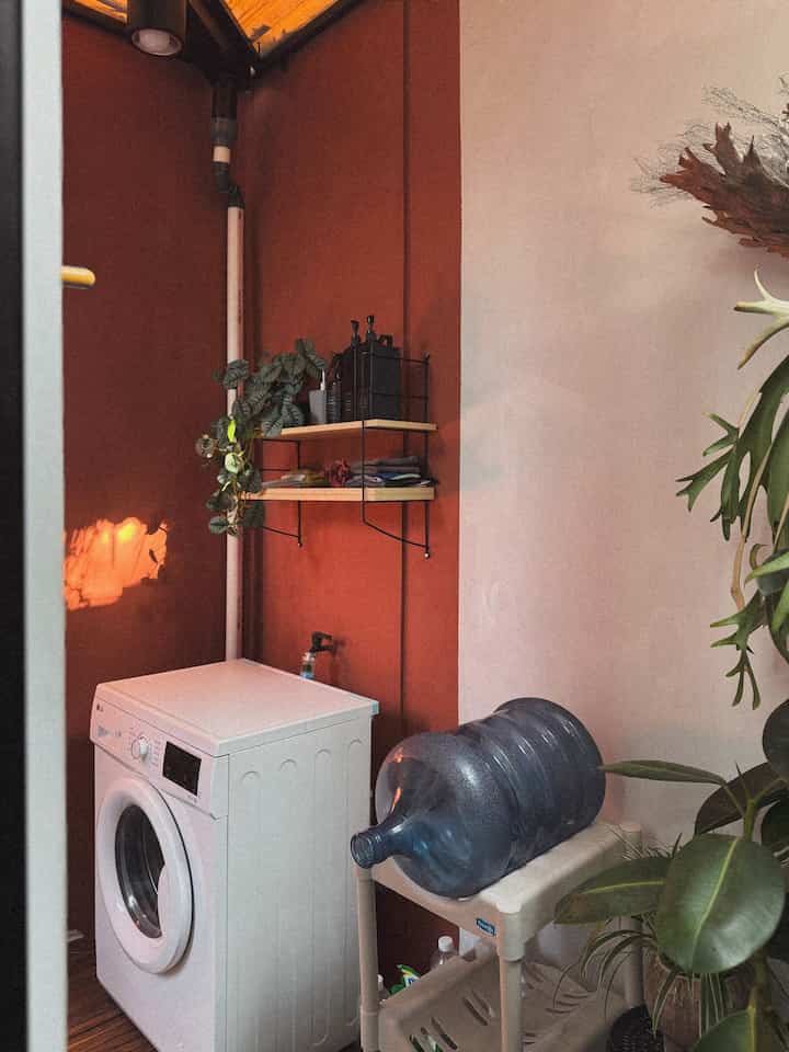 Ini dia laundry room mini a la Dasa Cavana. 
Area ini sekaligus tempat untuk storage galon, dan juga simpan alat kebersihan. Jadi jangan kawatir untuk teman-teman Ohouse dengan rumah tipe 36, tetap bisa kok untuk punya area laundry tersendiri sekaligus ada tempat jemurnya. 

#laundryroom #laundryarea #lantaikayu #storagearea #ruangcucijemur #tinyhouse #rumahtipe36 