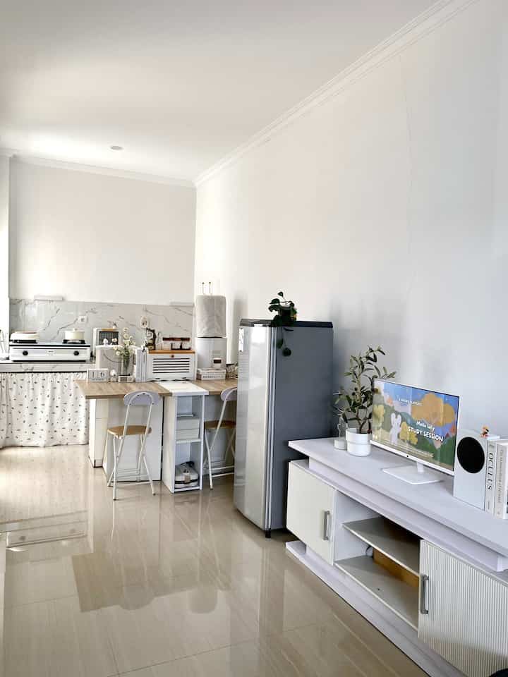 Cerita saat menemukan rumah 🍂

Rumah ini kami sewa sekitar 2 tahun yang lalu, isinya masih kosong, tidak ada perubahan yang dilakukan karena ini bukan rumah kami. 

Supaya terlihat nyaman, penambahan dekorasi dan furniture membuat rumah teelihat lebih cozy untuk ditempati. Beberapa furniture ini adalah barang pertama yang kami punya. Konsep putih pada ruangan sesuai dengan yang kami inginkan.

Dapur yang tidak memiliki kitchen set, supaya lebih rapi ditambah dengan gorden kolong dapur agar bisa menyimpan barang pada area tersebut. 
Rumah ini cukup nyaman, sampai kami menemukan rumah impian sendiri nantinya.

#MejaMakanMinimalis #RakTVMinimalis #MiniHouseTour #CeritaRumahku