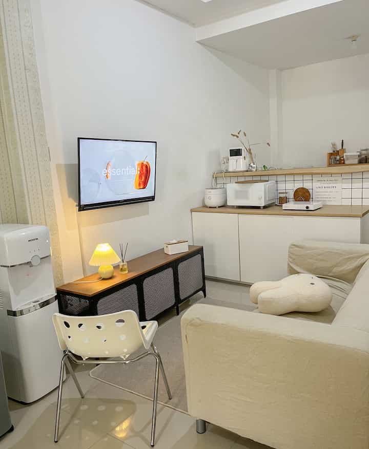 Cerita rumah ini, awal naksir karena layoutnya itu openspace.
Jadi rumah tidak banyak skat, sehingga bikin kesan terlihat luas. Saya sih suka ya, ini saya beli rumah second, pelan-pelan kita renov agar lebih cantik & fungsional.

#rumahminimalis #ceritarumahku #minihousetour #rumahopenspace #rumahtanpaskat #rumahsecond #sofaminimalis