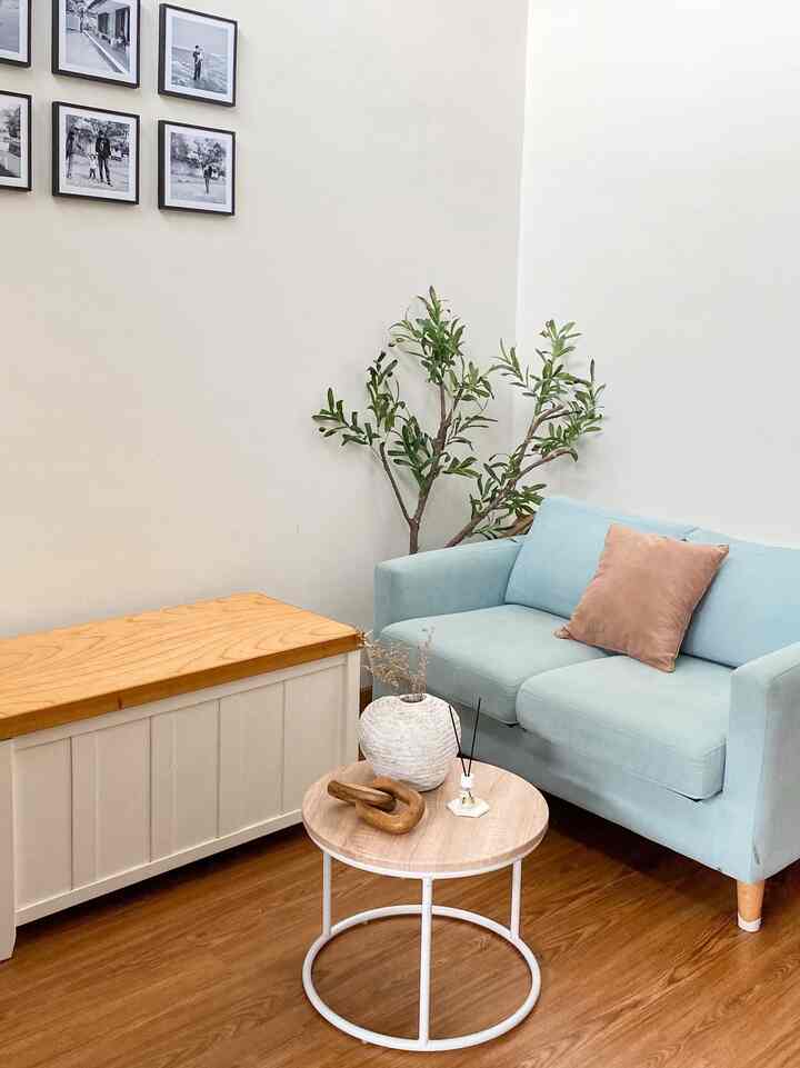 Alasan utama memilih rumah ini, awalnya karena suka dengan lingkungan rumahnya. Sejak ditempati sampai sekarang tentu banyak perubahan mulai dari furniture, letak dapur dan juga perabotan serta dekorasi yang ada. Intinya sebisa mungkin dibuat nyaman agar kami yang menempati berbahagia dirumah ini 

#benchpenyimpanan #spclantai #vas #walldecor #kitchenset #knoxhultikea #mejatv #cushioncover #MiniHouseTour #CeritaRumahKu