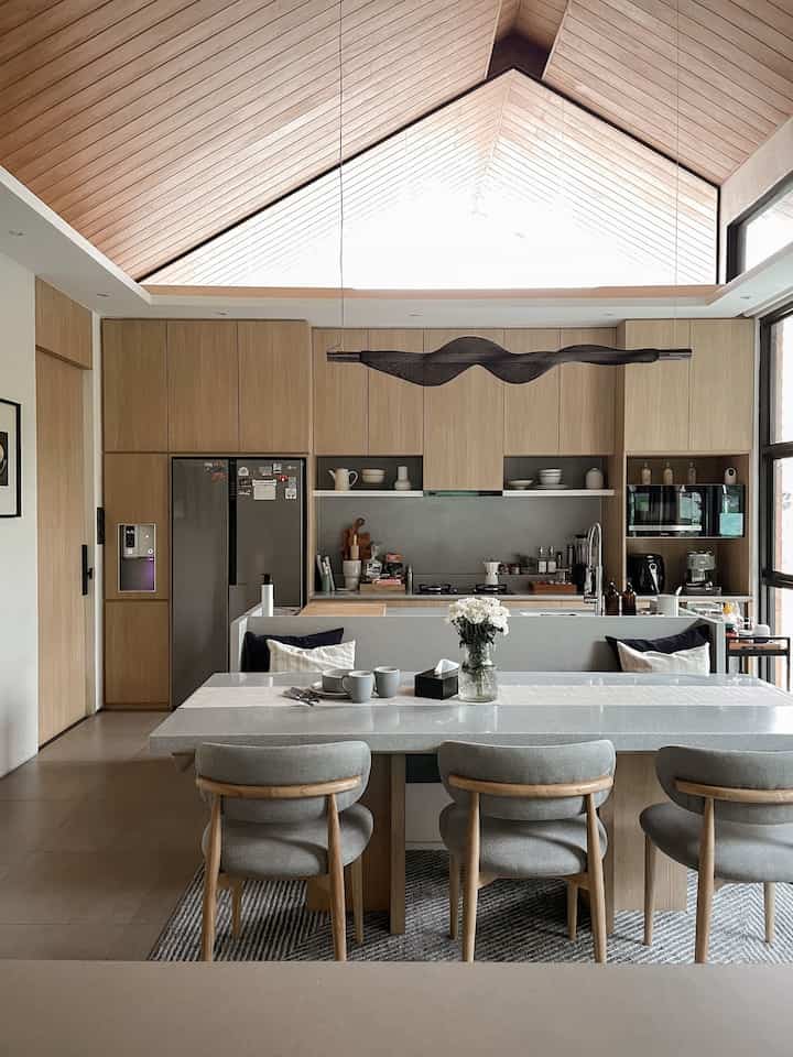 ⭐️My Home Story⭐️
 
Hi, welcome to dirumahpojok!

Berikut cerita rumahku, pertama kali yang kami tentukan memang lokasi nya, jadi kami sengaja mencari rumah di daerah yang kami inginkan ini dan proses ini memakan waktu yang cukup lama. Dan karena lokasi nya merupakan komplek perumahan lama, maka kebanyakan adalah rumah tua yang dijual, dan pada akhirnya kami menemukan rumah tua yang ingin dijual pemiliknya dan sesuai dengan budget yang kami miliki.

Karena rumah tersebut sudah sangat tua dan fondasi nya sudah tidak bisa dipertahannya maka kami membongkar dan membangun ulang dan menjadi tempat tinggal untuk aku dan suamiku serta keluarga kakak iparku. Dengan design satu bangunan tapi untuk dua keluarga, lantai satu dihuni keluarga kakak iparku, dan lantai dua dihuni aku dan suamiku.

Karena situasi tinggal yang seperti ini, supaya lebih luas dan lega kami menggunakan konsep rumah open plan dimana tidak ada sekat antar ruang, karna itu dapur dan living room menjadi satu area ruang yang paling sering untuk kami habiskan waktu saat di rumah.
_
#CeritaRumahku
#MiniHouseTour
#PlafonPVC
#WarnaCatRumah

