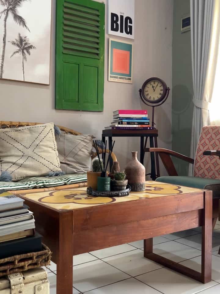 📽️ Ruangan estetik di rumah

Ruangan ini fav banget, karna sering aq pakai buat bikin konten, me time baca buku, juga bisa buat rumpi saat teman datang ke rumah.

Penataannya sederhana & banyak barang yg personal di dalamnya.

#BTNOA09 #ruangtamu #rumahunik #rumahmodern #ruangtamuestetik