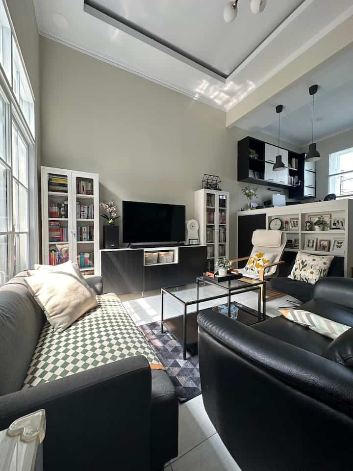 • Menjadikan House menjadi Home •

Hello, O!House friends, rumah ini dibeli suamiku di tahun 2017. Waktu itu kami belum menikah dan aku masih berada di Jepang menyelesaikan studi S2. Waktu itu aku hanya mengatakan rumah ini bagus dan unik dibandingkan rumah-rumah lain yang telah disurvey oleh suamiku.

Saat aku mulai menempati rumah ini di tahun 2020, kami mulai menambahkan kanopi, lemari bawah tangga, merapikan taman depan. Di tahun 2021, kami menambahkan dapur + ruang makan, laundry room dan musholla.
Di tahun 2023, kami kembali melakukan renovasi, kali ini cukup banyak rincian perubahannya: renovasi 2 kamar mandi, upgrade interior kamar tidur utama, memperluas kamar tidur anak + upgrade interior, penambahan ruang kerja dan balkon, penambahan rooftop untuk toren air & pompa, upgrade interior living room, upgrade keramik carport + garasi. 

Kami bersyukur semakin hari, rumah ini menjadi semakin nyaman. Menurut aku pribadi, untuk menjadikan sebuah ‘house’ menjadi ‘home’ adalah kreativitas kita sendiri dalam menciptakan ruang sesuai dengan kebutuhan keluarga kita masing-masing.

#MiniHouseTour
#CeritaRumahku
#CatSeamist
#LemariBukuMetal
#KitchensetACP
#SofaIkea
#IKEADyvlinge
#IkeaPello