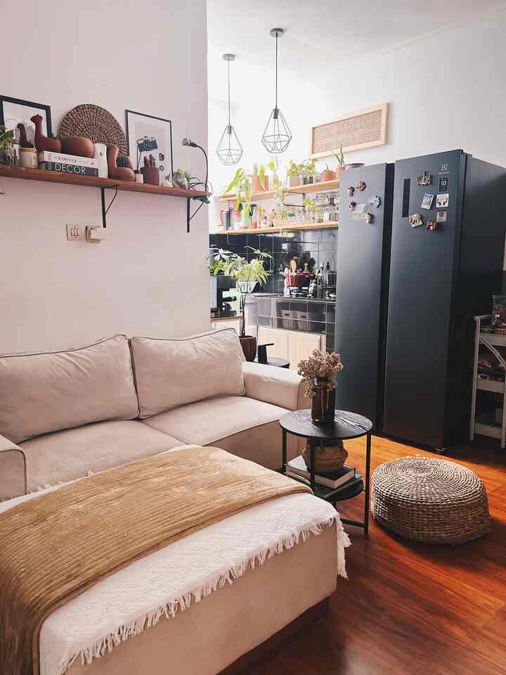 Halo Tetangga Kimkim 

Yang membuat saya memilih rumah ini karena saat saya baru menikah, orang tua saya menawarkan rumah ini sebagai rumah sementara sambil mencari rumah yg akan kami beli.
Tentunya kondisi rumahnya berbeda seperti saat ini. ada beberapa renovasi yg saya lakukan pada rumah ini, seperti fasad dan bagian dalam rumah.
Rumah yang ideal bagi saya, yaitu rumah yg didalamnya mencukupi apa yang saya dan suami butuhkan. Tentunya kebutuhan tiap keluarga berbeda2. Bagi saya dan suami, saat ini Rumah Kimkim adalah rumah yg ideal bagi kami. Kami selalu mengusahakan rumah kami menjadi rumah yang hangat dan nyaman u/ kami.

#FasadRumahTropis #FasadRoster #MejaMakanKayuJati #MejaMakanMinimalis #WallPanel #DIYWallPanel #LantaiSPC #LampuGantungRotan #MejaTVEstetik #TanamanEstetik #TanamanIndoor #FrameMinimalis #SofaMinimalis #DapurMinimalis #AmbalanKayu #LampuGantungMinimalis
#MiniHouseTour
#CeritaRumahku