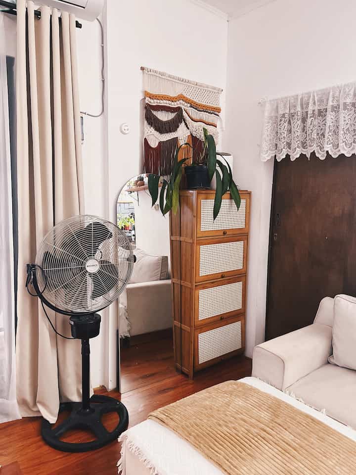 Halo Tetangga Kimkim 

Mungkin ada yang masih bingung mau mendekor rumah seperti apa?
Bagi saya, rumah adalah cerminan dari pemiliknya. Jadi kalau masih bingung, carilah apa yang kamu suka, lalu tuangkan ke dekorasi rumah kalian.

Misal, saya suka sekali di foto hehe.. jadi daripada hasil fotonya ditaro di galeri hp aja, bagaimana kalau hasil fotonya di print dan dipajang pada dinding rumah, bisa jadi ide untuk wall decor! Selamat mencoba ya..

#DekorasiDinding
#WalldecorEstetik
#PojokEstetik
#LemariSepatuEstetik
#DekorasiMeja
#RumahTropis