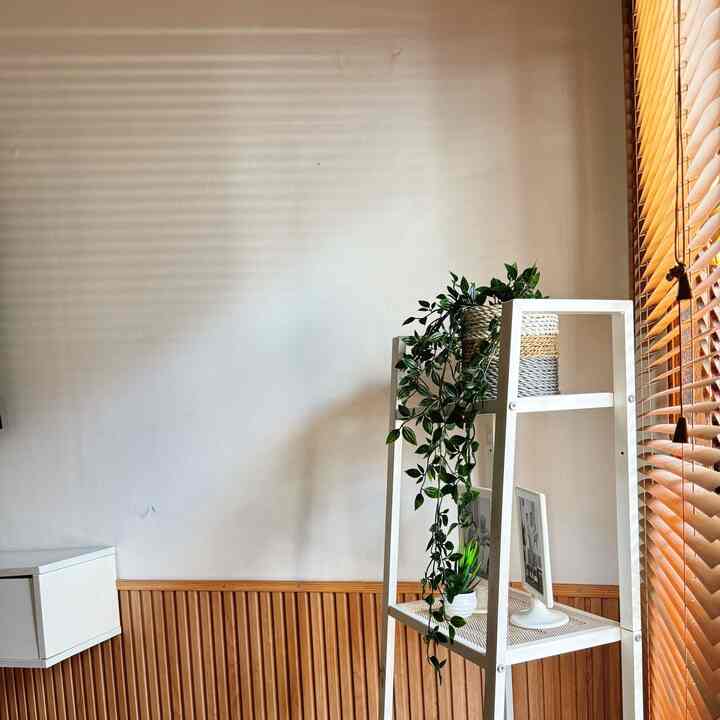 Cahaya dalam rumah memiliki banyak manfaat menuruttku 💞
baik dari segi kesehatan maupun estetika. Seperti :

	1.	Meningkatkan suasana hati: sinar matahari, dapat meningkatkan produksi serotonin di otak, yang membantu mengurangi stres dan meningkatkan mood.
	2.	Menjaga kesehatan mata: Cahaya yang baik dalam rumah membantu mengurangi ketegangan mata, terutama saat membaca atau bekerja di komputer.
	3.	Menghemat energi: “kesukaan mak emak 🤭” Cahaya alami yang cukup dapat mengurangi kebutuhan penggunaan lampu di siang hari, sehingga membantu menghemat biaya listrik.
	4.	Meningkatkan produktivitas: Ruangan dengan pencahayaan yang baik dapat membuat seseorang lebih fokus dan produktif, baik dalam bekerja maupun belajar.
	5.  Meningkatkan kualitas udara: Tanaman hias yang ditempatkan di area dengan pencahayaan baik dapat membantu menyaring udara dan memperbaiki kualitas udara dalam ruangan.

Menurut kalian, Seberapa penting pencahayaan didalam rumah?
☺️✨🫶🏻

#cahaya #cahayadalamrumah #minihousetour #ceritarumahku #tipsrumahtangga #manfaatcahaya