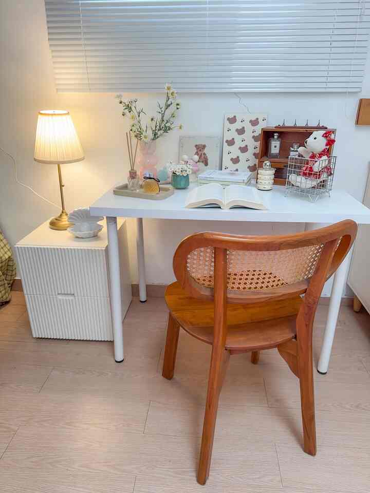 Meja dimana aku suka untuk bersantai dan membaca buku 🫶🏻


#desksetup #mejabelajar #mejakerja #desksetupdecor #desksetupinspo #inspirasimejabelajar #inspirasimejakerja #dekorasimeja 