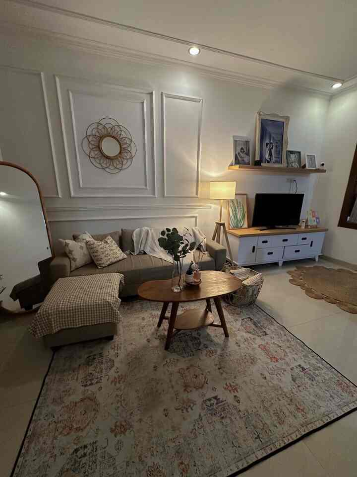 Rumah adalah tempat dimana kita bisa nyaman ada di dalamnya sebisa mungkin kami menata rumah untuk membuat kami nyaman ada di dalamnya🤎 #MejaKayuJati #KarpetAesthetic #WallMoulding #WarnaCatRuangTamu #SofaMinimalis
#MiniHouseTour #CeritaRumahku