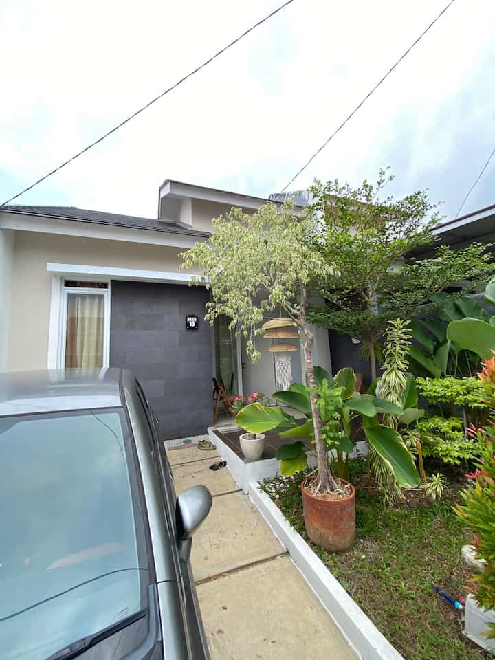 Sebelum menikah di tahun 2021 saat pandemi Covid19, kami sudah mencari tempat tinggal. Dengan budget pasangan muda (apa adanya) kami mencari rumah cluster yang berada di dalam komplek besar dengan fasilitas umum (taman, pasar modern, sekolah) telah lengkap.

Rumah mungil ini kami pilih dengan pertimbangan menghadap kiblat (barat), berada di posisi tinggi, dan memiliki sirkulasi udara yang baik dan segar.
Bertahap, selama 3 tahun seluruh ruangan kami makeover menjadi konsep yang kami idamkan. 

Konsep semi openspace, midcentury modern mix etnic jawa yang harmonis.
Perjalanan omah.piye masih panjang dan tentu penuh kekurangan. Just enjoy the process 🙏


#KitchenSetMinimalis #PlafonGypsum #KeramikMotifBata #KeramikMotif #WarnaCatRumah #CatLuarRumah #WarnaCatRuangTamu #PanelPVC
#MiniHouseTour #CeritaRumahku