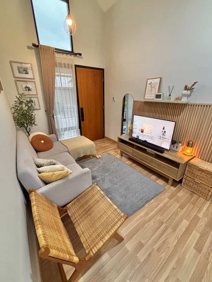 Suasana Livingroom ketika sore menjelang malam hari 🤎

#LivingRoom #Walldecor #wallpanel #lantaiparket #SofaMinimalis #HomeInspo #KarpetMinimalis #LivingRoomIdeas