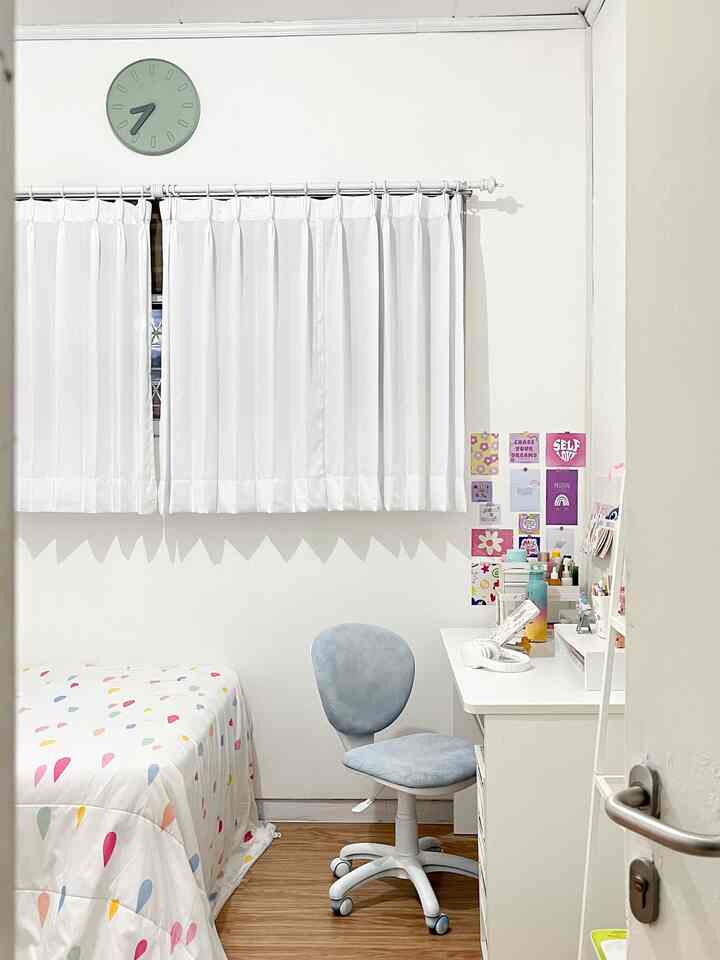 360 derajat di kamarku 🫶

udah 24 tahun tinggal & menempati kamar ini  dan di setiap sudutnya udah banyak perubahan, dari warna cat dinding, diy meja belajar, dan berbagai printilannya, yang awalnya dominan tosca— sekarang udah dominan putih & warna-warni gemas karena dibuat senyaman mungkin supaya lebih produktif dan bisa ngerjain apapun di kamar sendiri 💭✨

#gagangpintu #pigoraaesthetic #tempatsampah #lemarikamar #lemaritigapintu #gantunganjamur #minihousetour #ceritarumahku