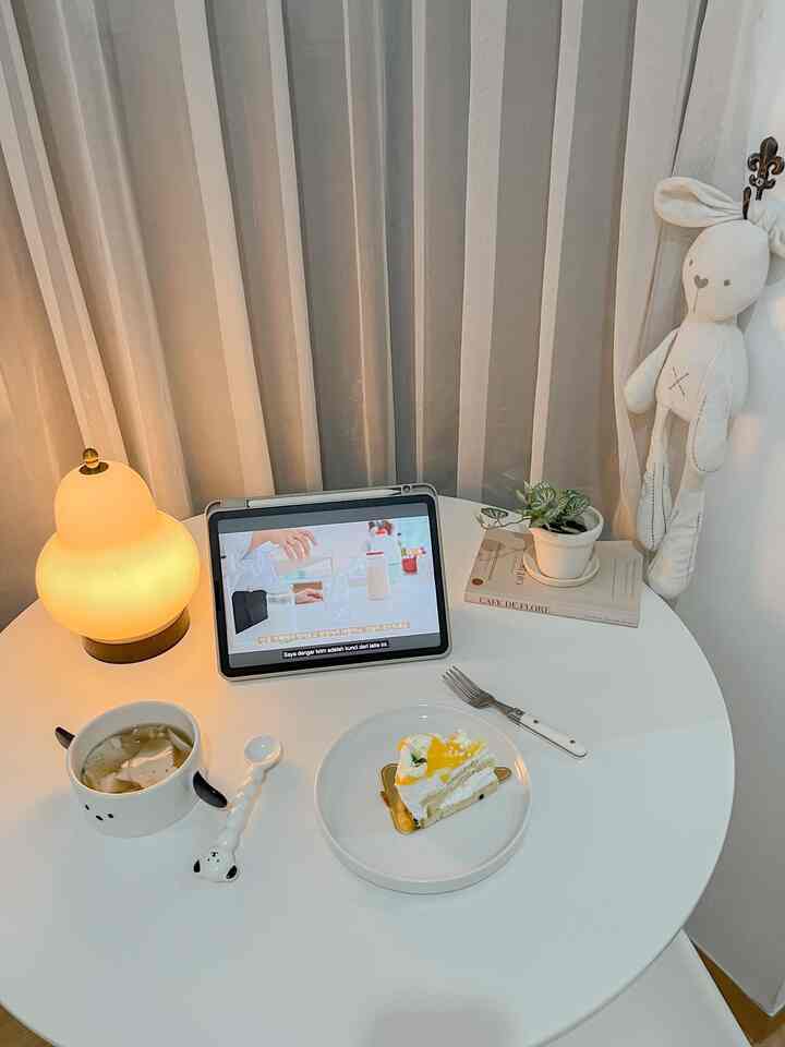 When it rains like this, it's nice to slurp warm tofu flower, while eating snacks & watching vlogs of Korean mothers 😍.

It tastes really delicious 💕.

#mejamakan #setupcozy #cozyroom #dailylife #inspirasimeja #desksetup
