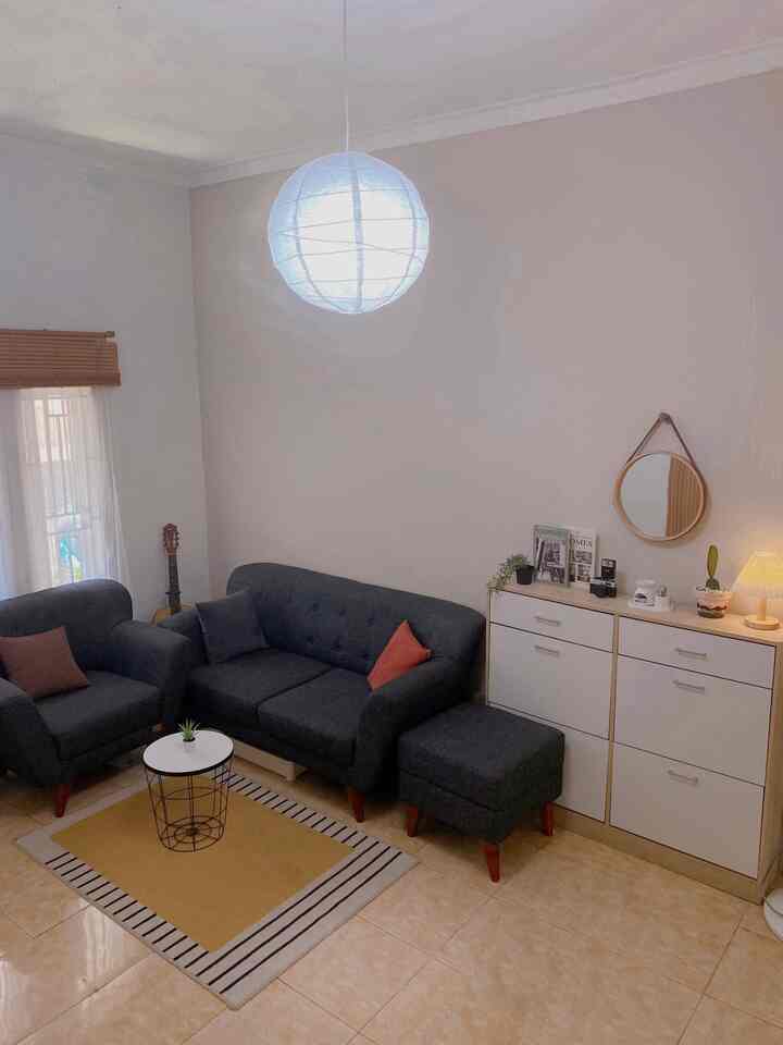 Lighting merubah ambiance suatu ruangan, terlihat dari warna lampu living room ini ternyata bisa membuat suasana nya jadi berbeda ketika memakai lampu berwarna putih dan saat memakai lampu warna warm.

#livingroom
#makeoverlivingroom
#lighting
#lightingwarmwhite
#warnacatrumah

