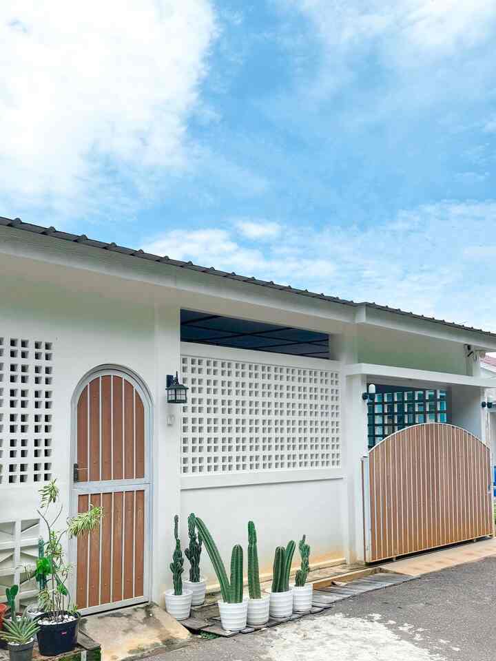 Alasan yg membuat kami memutuskan untuk memilih rumah ini karena lokasinya yg terletak di pinggiran kota. Lingkungannya masih asri dengan banyak pepohonan & jauh dari hiruk pikuk kehidupan kota yg sangat sibuk & ramai.

Kembali ke rumah rasanya lebih nyaman & fresh, karena lalu lalang kendaraan tidak begitu terdengar. Dimalam hari terdengar suara2 jangkrik & angin dari pepohonan.

#Cat #CatRumahMinimalis #WarnaCatRumah #KeramikTeras #CatLuarRumah #MiniHouseTour #CaritaRumahku