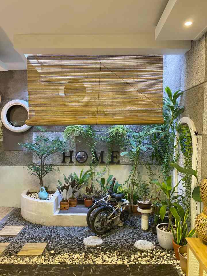 Rumah yang asri rumah yang nyaman🌿🍃
Sejak awal membangun omah.piye kami membayangkan untuk menikmati taman di rumah. 
Dengan ide bahwa ruang terbuka dengan taman di depan dan belakang, mulailah kami menambah koleksi tanaman hijau✅
Menyatu dengan konsep rumah tropical midcentury modern, taman kami siap dipakai bersantai day and night time.

#DindingOutdoor #BeanBag #KeramikOutdoor #PlavonPVC #CatRumahMinimalis #Innercourtyard #CatLuarRumah #FasadMinimalis #Terrace #TamanKecil