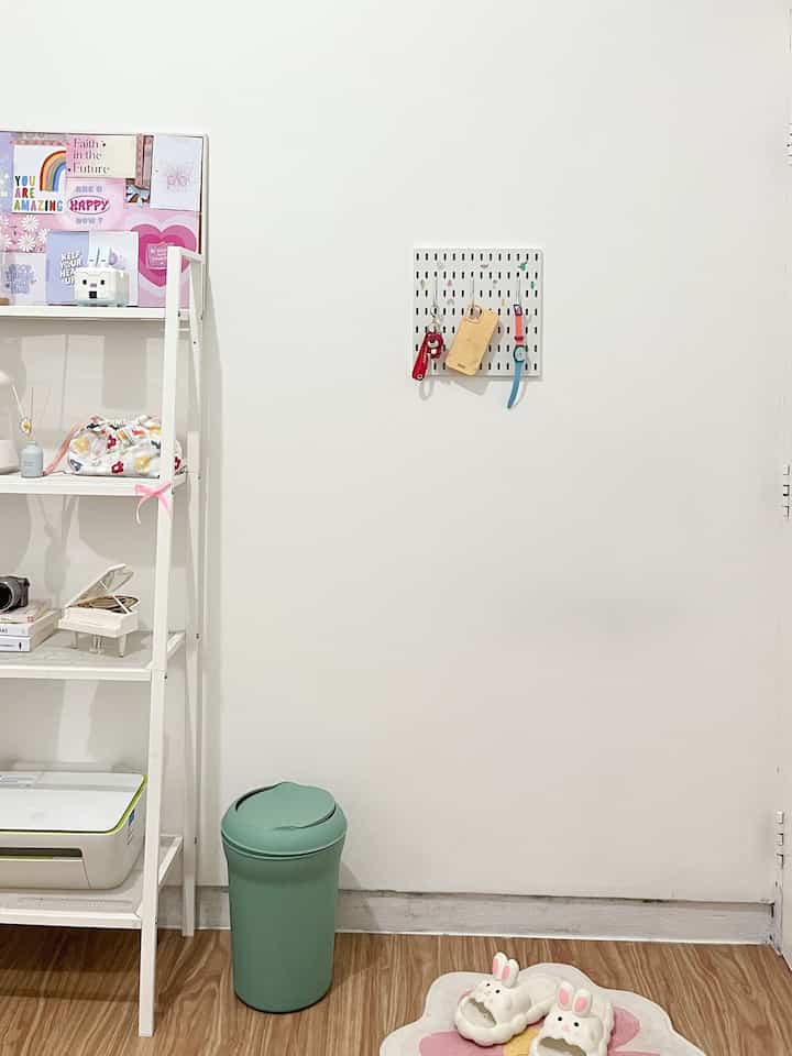 peg board baru yang ternyata multifungsi! 💭

awalnya salah beli karena ga sesuai ukuran, tapi ternyata bisa dimanfaatin buat cantolan barang-barang penting yang sering dipake & kadang lupa naruhnya dimana. super useful 🫶

#pegboard #gantungankunci #peghole #gantunganputih #sudut #gantungandinding 