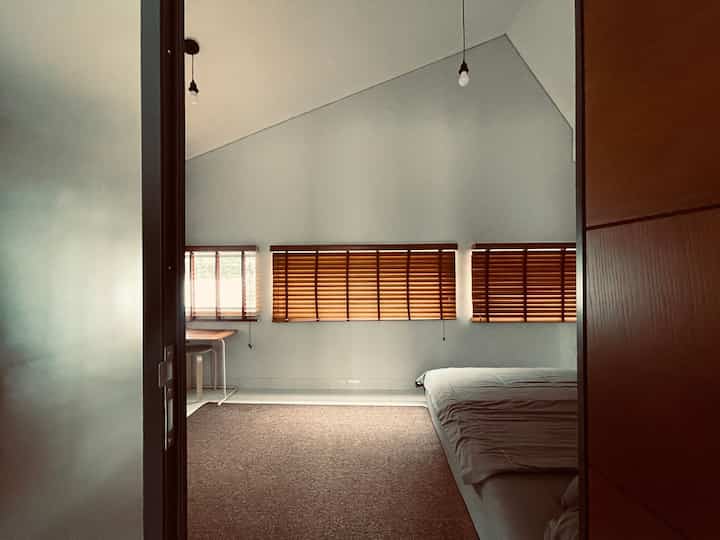 #onna #woodenblind #homihose #lukisanminimalis #kasurkingsize #kasurpocket #turuboss #turu #cattembokputih #cattembok #jotun 