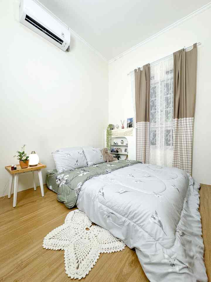 Kamar tidur jadi salah satu ruangan favorit yang perlu ditata dan dibuat senyaman mungkin, karena di ruangan ini kami melepas lelah & ingin beristirahat dengan nyaman.

Menggunakan lantai vinyl sticker dengan motif kayu, membuat kamar terlihat lebih nyaman & hangat.

Semoga menginspirasi 🤎

#KamarTidurMinimalis #BedroomInspiration #InspirasiKamarTidurMinimalis #CatKamarTidur #Cat #CatRumahMinimalis 
