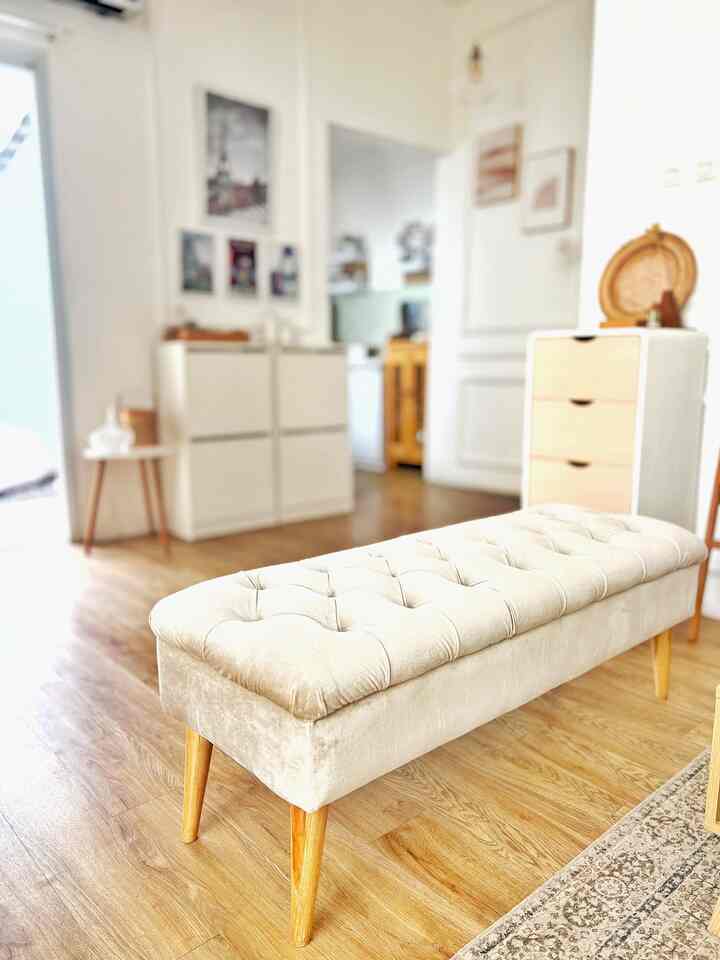 Living room dengan furniture serba minimalis , ini trick yang aku gunakan agar rumah terlihat luas . Dikarenakan lahan bangunan tidak luas . Tidak menggunakan sekat dan furniture disesuaikan dengan kebutuhan . Smoga bermanfaat 
#livingroom #ruangtamu #lantaivynnil #bench #Sofa #sofaminimalis #karpetturki #raksepatu #rumahtanpasekat #rumahscandinavian 