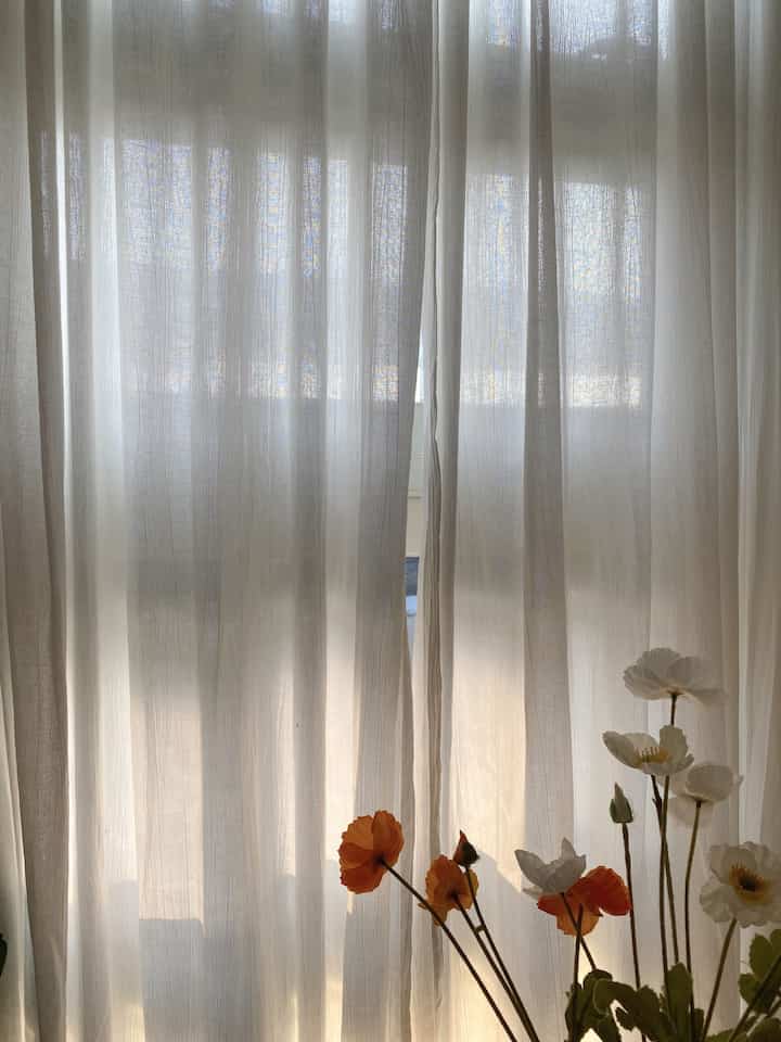 POV : jam 8.30 pagi dirumahku 

Suka banget kalau matahari pagi lagi mampir dirumahku gini 😍

#bungaartificial #sofa2seater #standingmirror #gordenflowy #karpetminimalis #babycrib #rumahminimalis #lampujamur #catdindingminimalis #rumahminimalis 