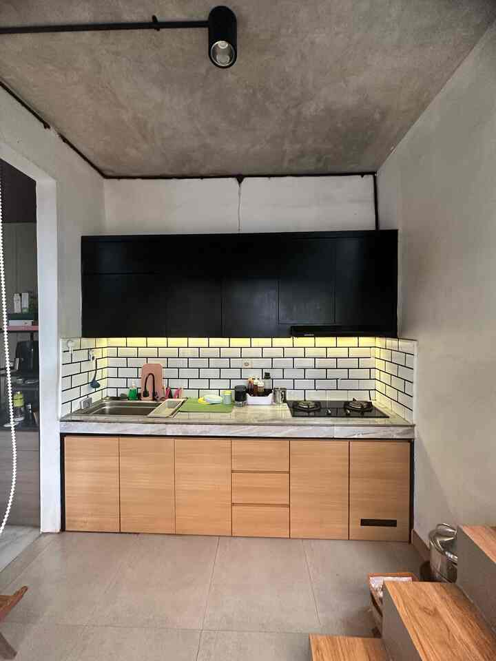 Hi Tetangga,

Aku mau share dapur dr sudut lain. Dapur segaris ini awal nya terpisah dan tidak terkoneksi ke ruang dalam. Hanya terkoneksi ke area teras. 

Tapi untuk memudahkan mobilisasi kami open / bobok tembok agar terkoneksi ke ruang dalam. 

Disudut dapur kami terdapat tangga yg terkoneksi ke area gudang dan jemur. 

Yang kami utamakan dari dapur ini adalah sirkulasi dengan menggunakan jendela besar dan pintu, semoga menginspirasi ya.

#dapurminimalis #dapur #industrial #dapurindustrial #granite #hpltaco #bevel #kitchenset