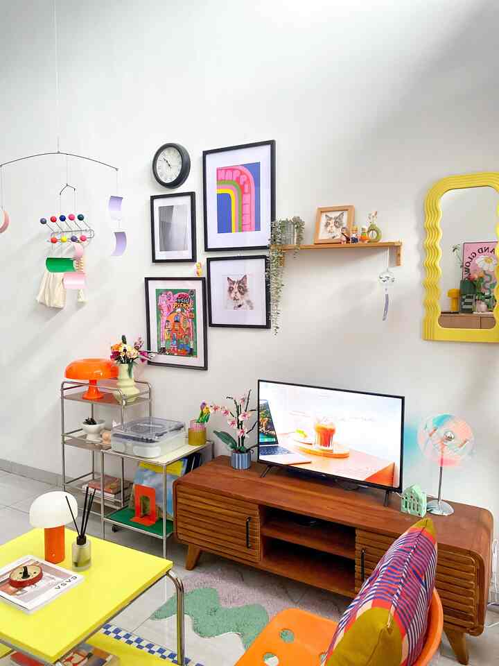 Home where the heart is 🤍

Rumah ini yang mulai ditempati saat masih bujang pada 2019. Kala itu belum banyak referensi soal homedecor dan bentuk/tipe hunian yang cocok sebagai seorang pekerja rantau di ibu kota 

Singkat cerita, akhirnya menemukan rumah ini dari kenalan orang tua

5 tahun berselang kini rumah ini semakin “ramai” mulai dari item dekorasi hingga penghuninya ✨

Mulai dari item dekorasi yang kosong hingga berwarna dan jatuh cinta dengan konsep ala mid-century modern di ruang tamu dan dapur hingga japandi di kamar tidur hingga bohemian 🎨

Dari yang tinggal sendiri, punya istri, lalu adopt kucing, hingga akhirnya punya anak, semoga rumah ini terus menghimpun memori indah bagi kami 🙏🏻

#lampuestetik #rakminimalis #mejatvminimalis #karpetestetik #kursibarrotan #lampudapur #MiniHouseTour #CeritaRumahku #midcenturymodern #japandi