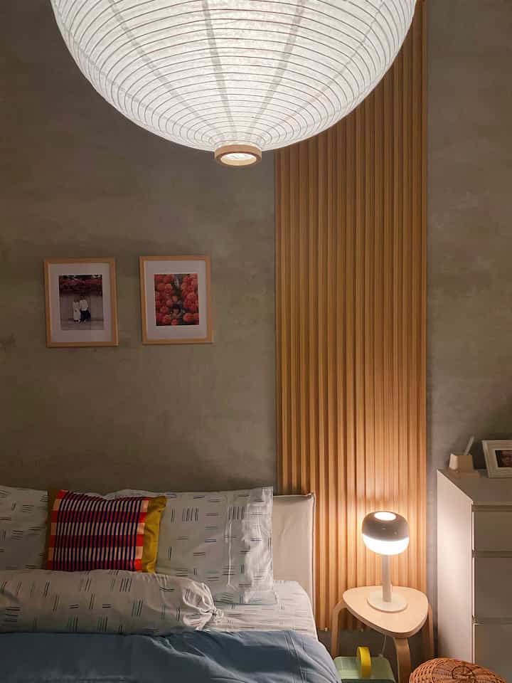 Suasana kamar tidur saat malam dan siang hari 🌞🌝

Suasana jadi berubah berkat efek pencahayaan di malam hari. Pencahayaan kamar saat malam hari mengandalkan lighting redup bernuansa warm light, sehingga memberi kesan hangat 

Sementara di siang hari, mengandalkan natural lighting atau pencahayaan langsung dari sinar matahari yang masuk ke kamar 

#lampuestetik #sarungbantalestetik #lemariminimalis #ambalanminimalis #japandi #bedroom #inspirasikamartidur 