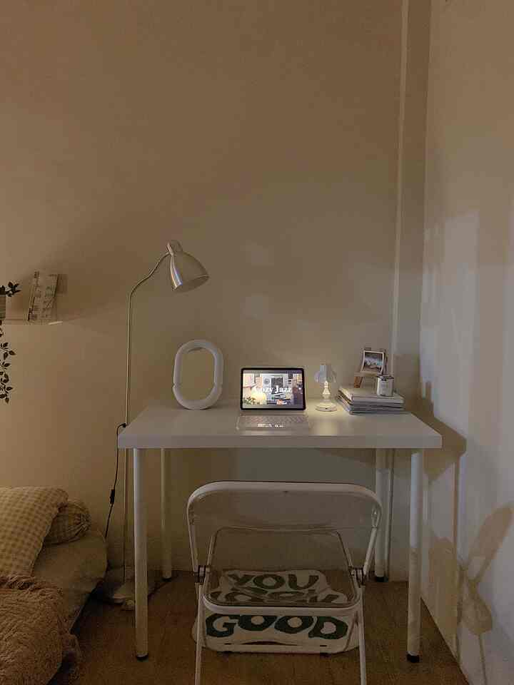 Suasana malam dikamar sekaligus ruang kerja 📝
Good night 💤
#WarnaCatRumah
#BedroomStyling
#BedroomInspo
#RuangKerja
#ruangbelajar 
#KamarMinimalist