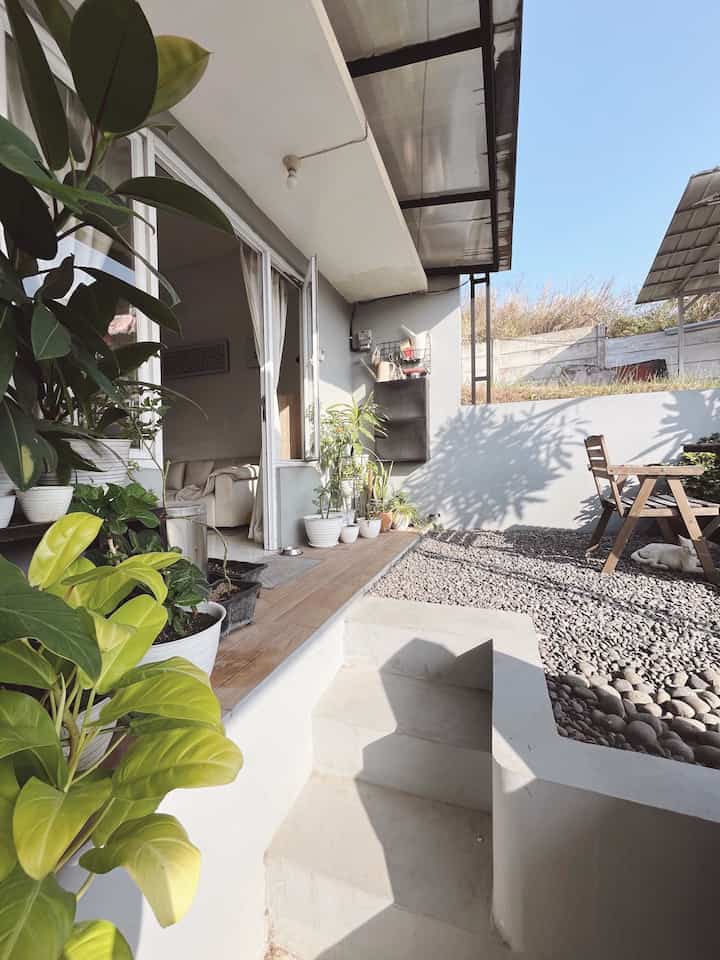 ✨ Welcome to Our House 

Perjalanan menemukan rumah kami seperti menemukan jodohnya. Pertama kali lihat dan suka dengan areanya yang berada di perbukitan, tapi masih cukup dekat dengan area perkotaan. Tapi sayang saat itu unitnya sudah Sold Out.

Setahun kemudian tanpa sengaja melihat lagi iklan perumahannya, ternyata ada 2 unit tersisa karena ada yang batal booking. Salah satu unitnya akhirny menjadi rumah kami sekarang. Pas banget dapet unit paling pojok, jadi kami merasa lebih leluasa karena jarang dilalui orang. 

#MiniHouseTour #CeritaRumahku #raksepatugantung #sofaminimalis #kabinetdapur #mejadapur #mejamakan #diningtable #trolleydapur #gordenminimalis