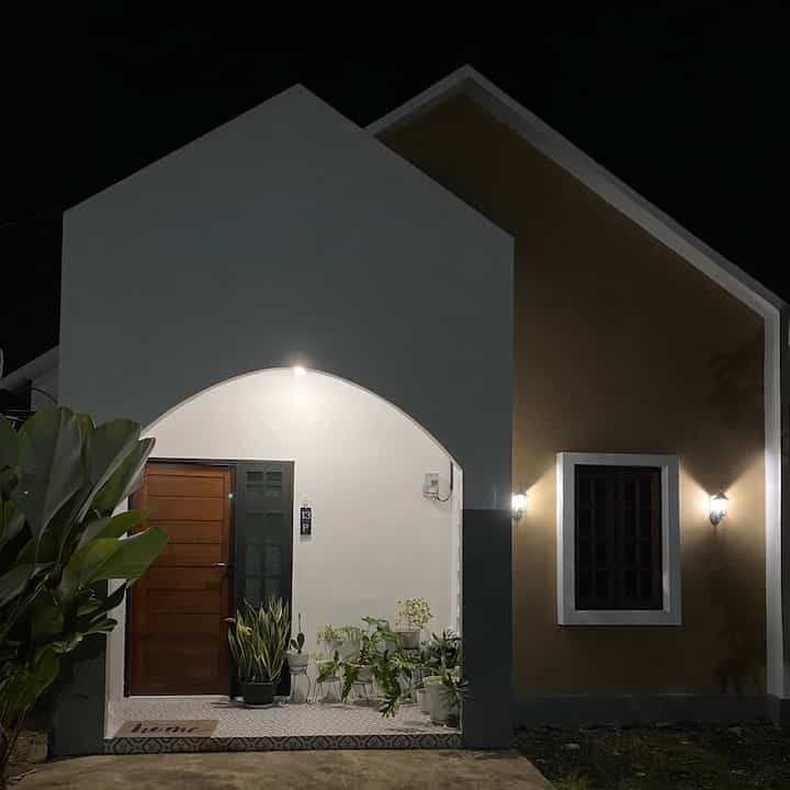 Perjalanan kami akhirnya memutuskan membangun rumah ini karna suatu alasan yang mengharuskan kami pindah dari rumah dinas,akhirnya kami memutar otak dari pada harus memyewa rumah yang sekarang rata-rata mahal akhirnya kami nekat memajukan keinginan membeli rumah atau membangun rumah yang awalnya akan kami laksanakan tahun selanjutnya,kemudian kami mencari rumah siap huni yang sesuai dengan dana yang kami miliki,tapi pada kenyataannya tidak menemukan yang cocok sesuai keinginan,kemudian kami memutuskan membeli tanah yang tepat berada di samping rumah kontrakan milik ibu kami,kenapa akhirnya memilih membangun di tempat saat ini pertama karna lokasi strategis ditengah kota dekat dengan pusat perbelanjaan,sekolah dan yang pasti bangunannya bisa kami sesuaikan dengan keinginan dan keuangan kami.
#MiniHouseTour
#CeritaRumahku
#CatDinding
#CatLuarRumah
#KarpetEstetik
#MejaEstetik
#KarpetEstetik