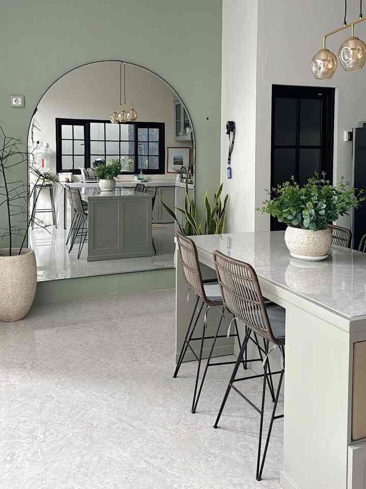 Hai sobat Ohouse! Ini adalah salah satu sudut terestetik di rumahku. Setiap tamu yg datang ke rumah selalu suka dengan sudut ini. Cat hijau sebagai background si cermin besar itu bener-bener bisa bikin ruangan ini keliatan lebih fresh. Juga cermin size besar bisa membuat ruangan nampak lebih luas dan pastinya lebih estetik. #kitchen #ruangestetik #dapurestetik